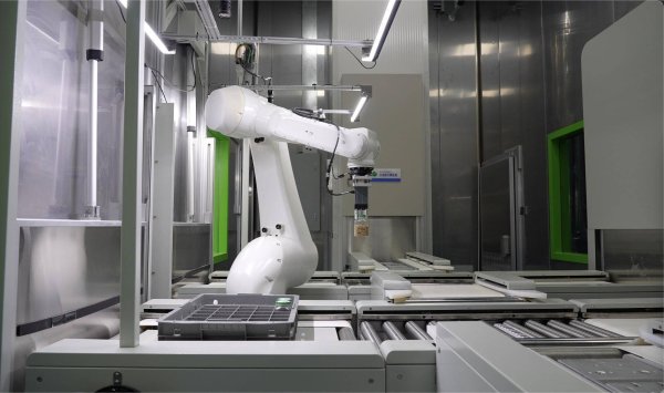 魔投网 机器人零下4℃ 值守 2分钟找到所需种质 华中最大自动化农作物种质资源库试运行