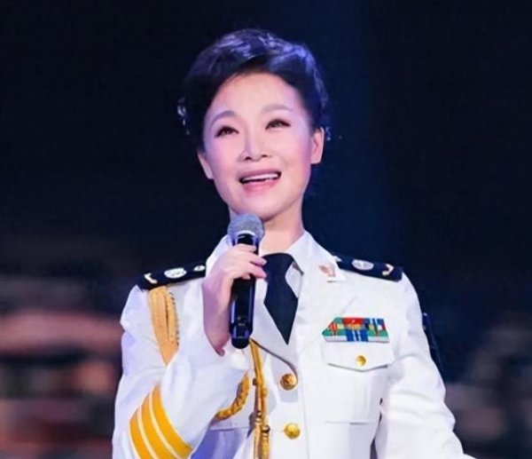 牛来乐 15次春晚红极一时，男友患病她守三年，如今低调婚姻引热议？