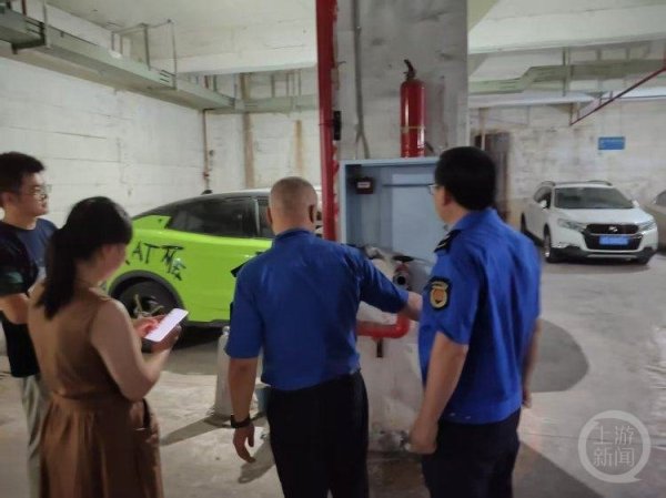 钱盈配 重庆停车新规实施首周 渝中区对5家停车场开出了限期整改决定书